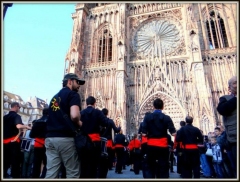 31/05 : défilé au pied de la cathédrale de Strasbourg