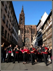 31/05 : défilé au pied de la cathédrale de Strasbourg