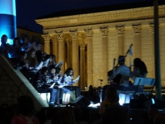 devant la maison carrée