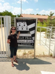 Anne-Marie devant l'affiche