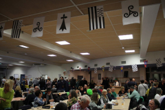 La salle se remplit de + en + ...