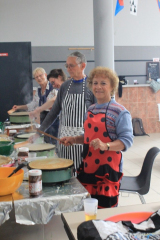 Les crêpières et crêpier tout sourire